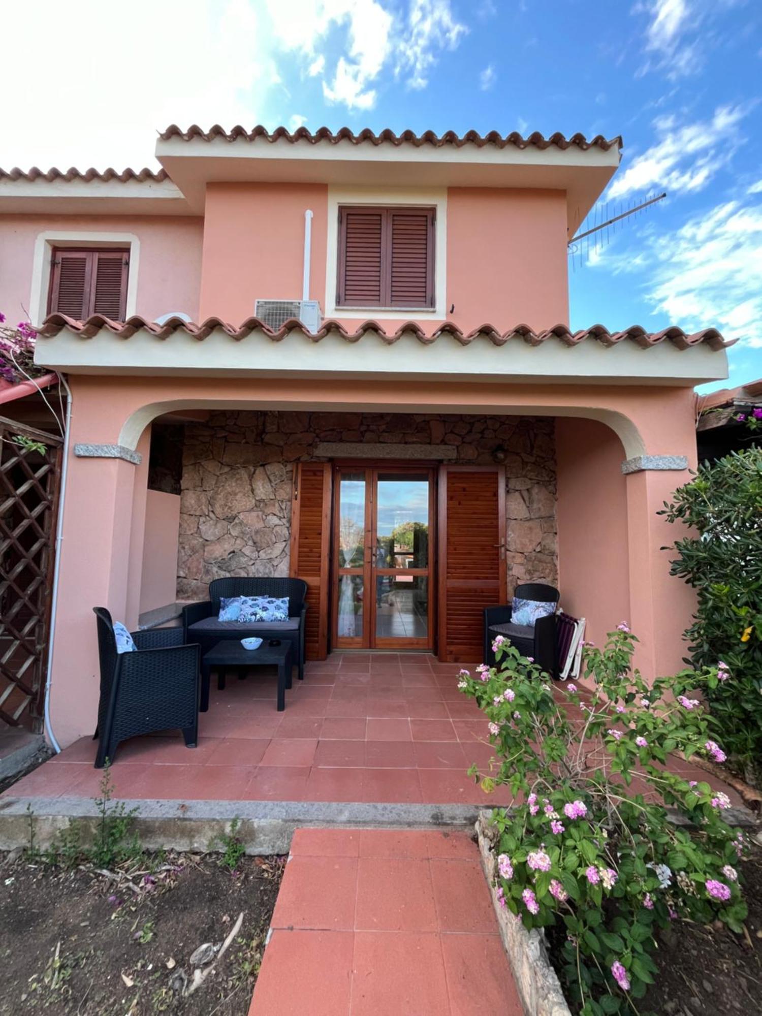 Casa Sviluppata Su Due Piani Con Doppia Veranda E Parcheggio Privato San Teodoro  Zewnętrze zdjęcie