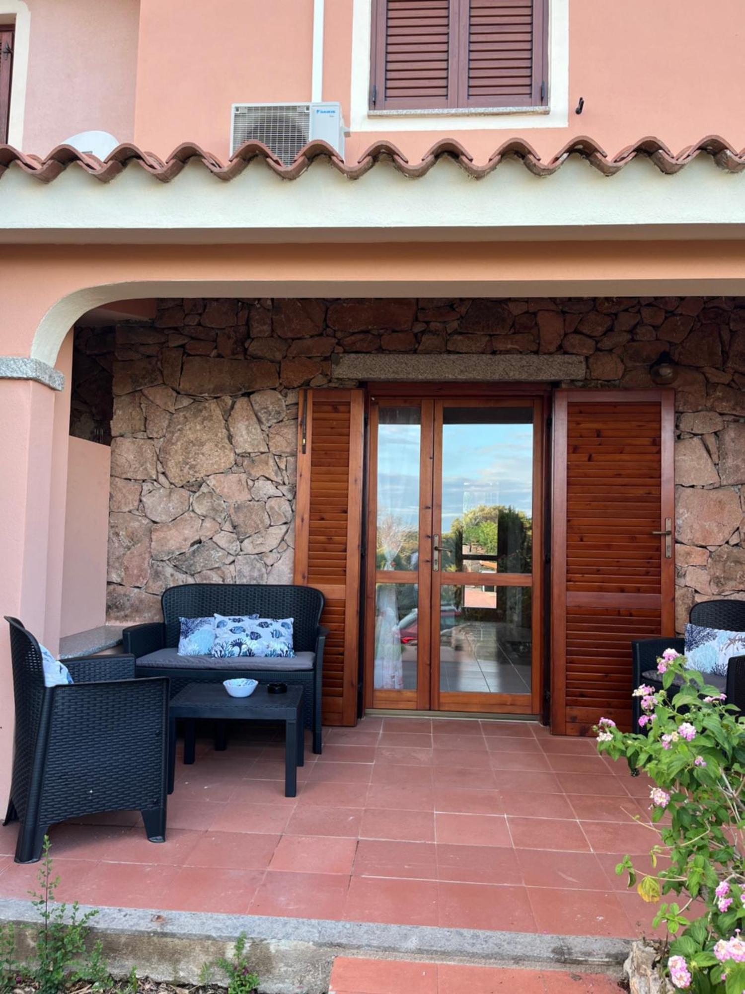 Casa Sviluppata Su Due Piani Con Doppia Veranda E Parcheggio Privato San Teodoro  Zewnętrze zdjęcie