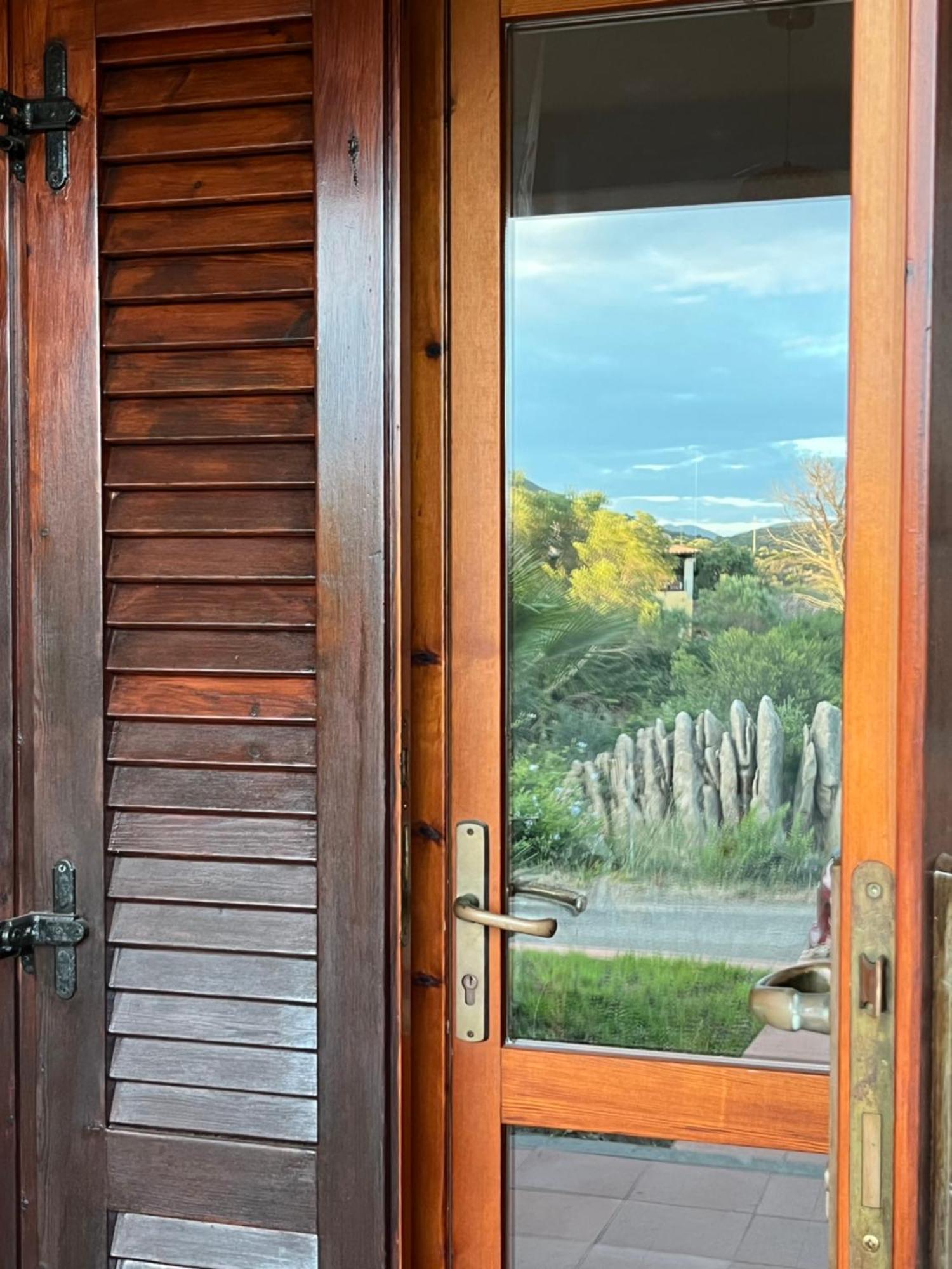 Casa Sviluppata Su Due Piani Con Doppia Veranda E Parcheggio Privato San Teodoro  Zewnętrze zdjęcie
