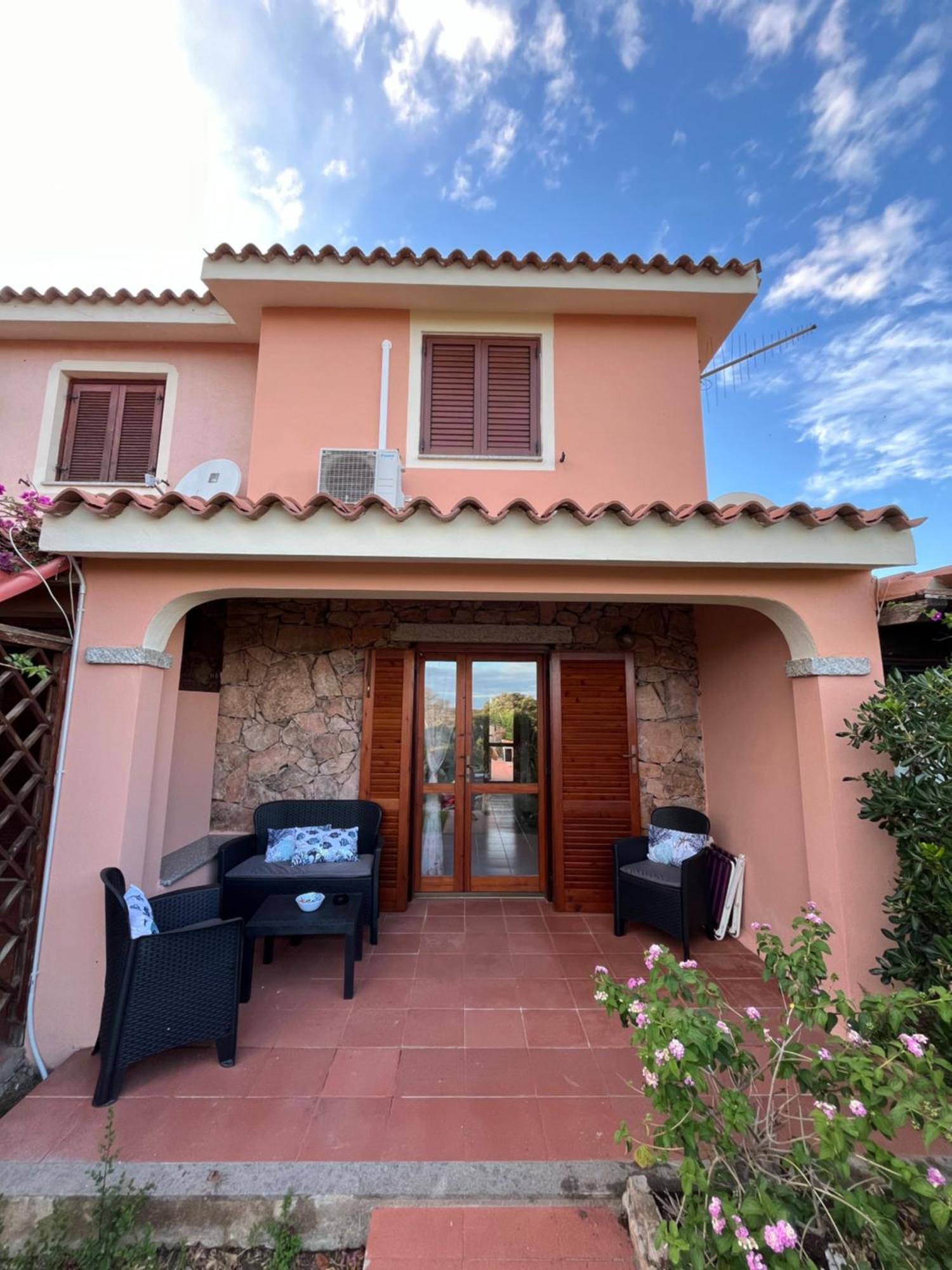 Casa Sviluppata Su Due Piani Con Doppia Veranda E Parcheggio Privato San Teodoro  Zewnętrze zdjęcie
