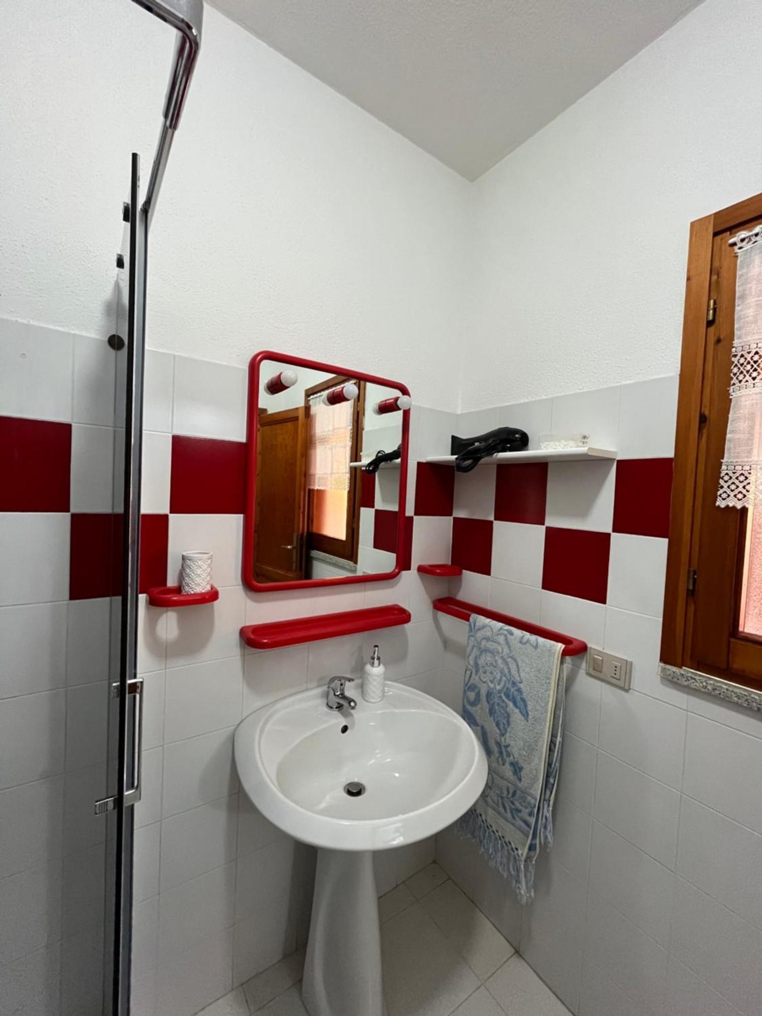 Casa Sviluppata Su Due Piani Con Doppia Veranda E Parcheggio Privato San Teodoro  Zewnętrze zdjęcie