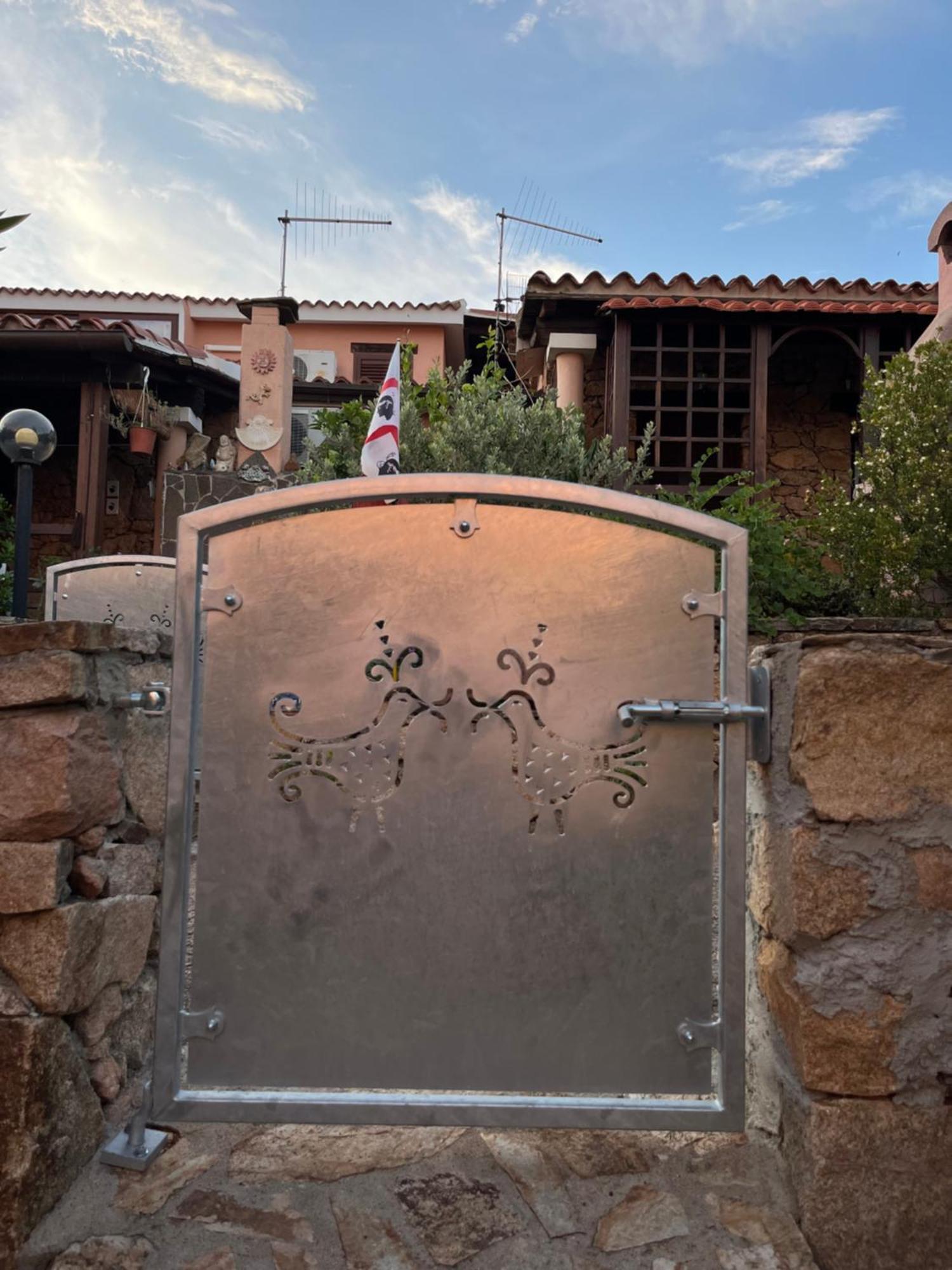 Casa Sviluppata Su Due Piani Con Doppia Veranda E Parcheggio Privato San Teodoro  Zewnętrze zdjęcie