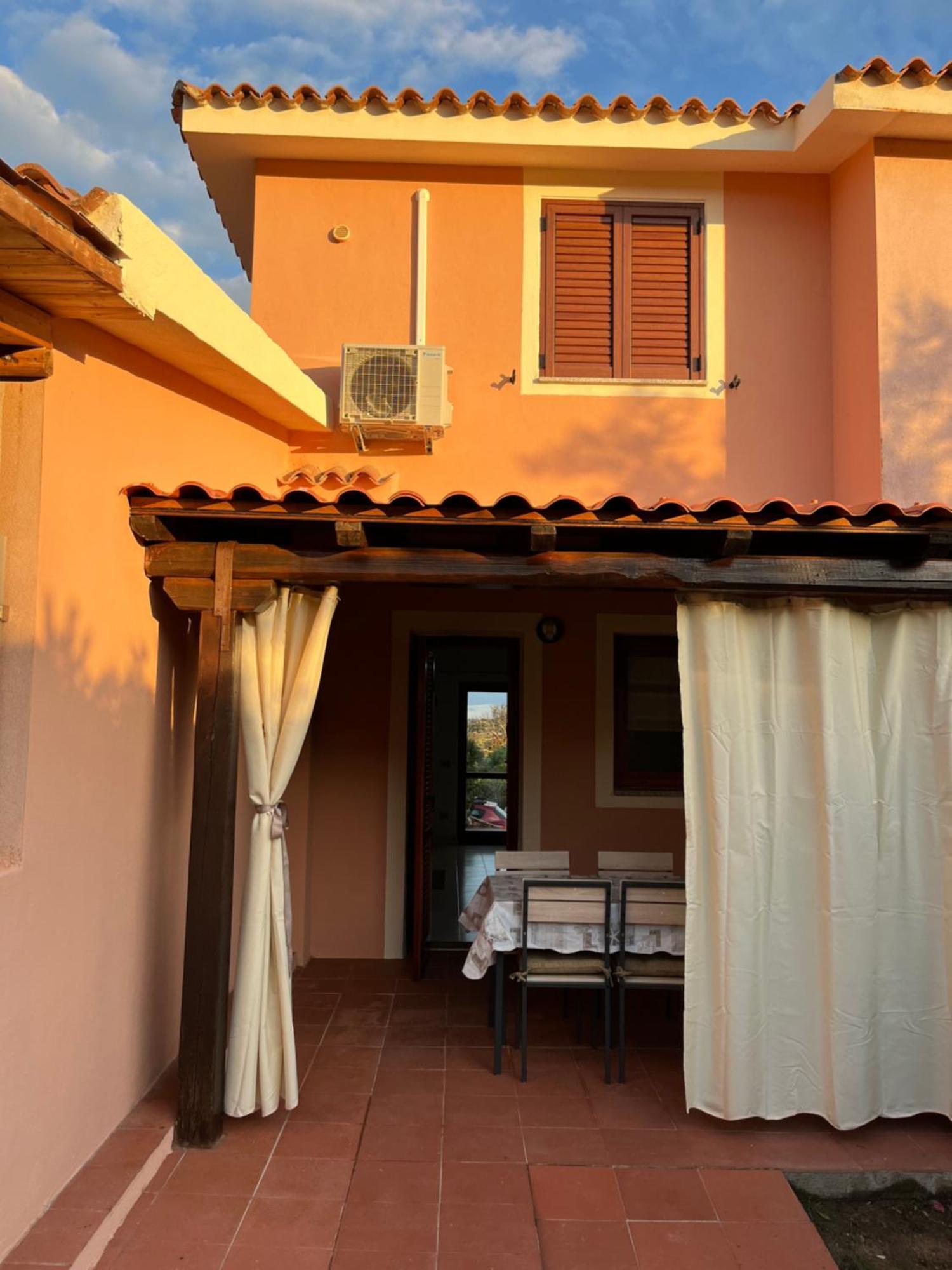 Casa Sviluppata Su Due Piani Con Doppia Veranda E Parcheggio Privato San Teodoro  Zewnętrze zdjęcie